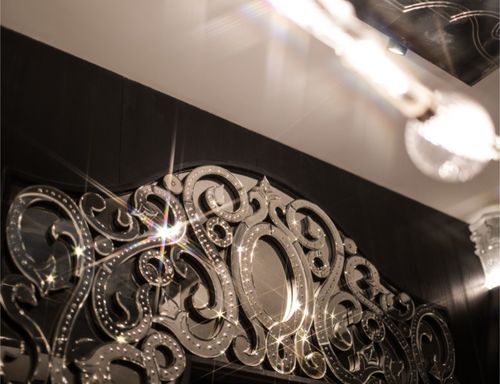 Ręcznie grawerowane, zdobione szkłem weneckim lustra to znak rozpoznawczy firmy Arte Veneziana